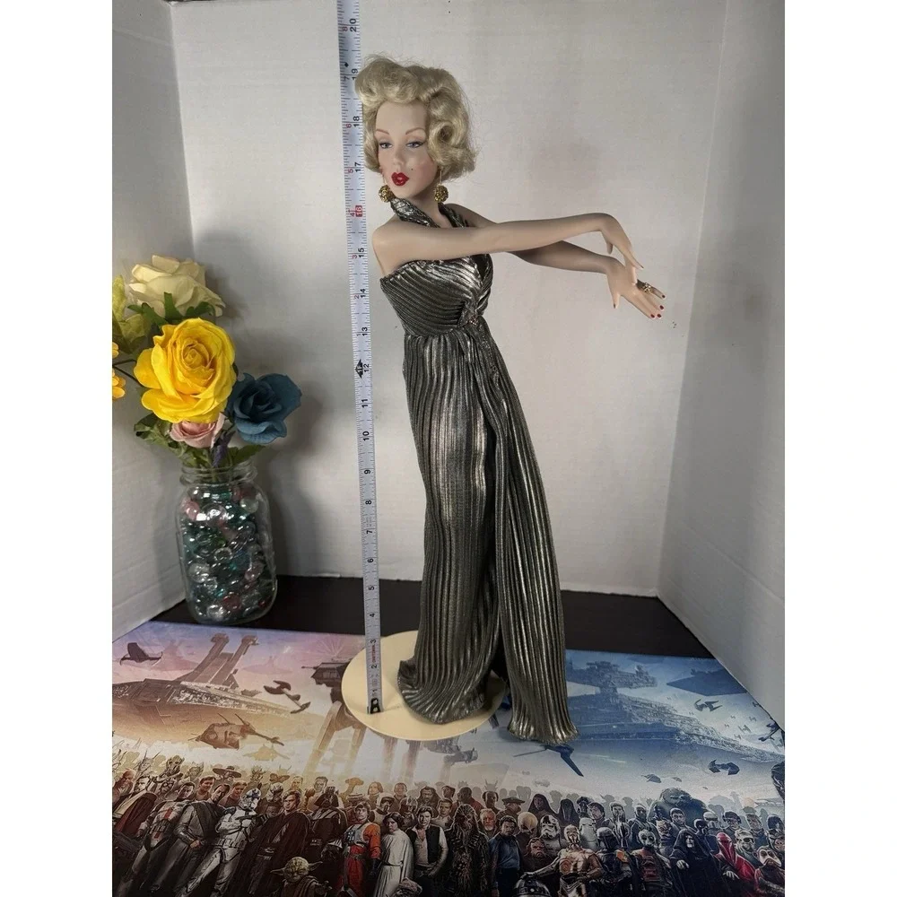 Franklin Mint "Marilyn Monroe" Porcelain Doll 19" Gentlemen Prefer Blondes" 1994 - Picture 5 of 17
